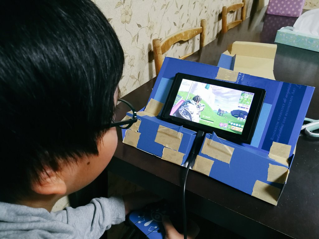 仏滅氏 בטוויטר Switchのテーブルモードでは充電しながらのプレイができないとのことでしたので 充電スタンドをお菓子の箱で自作しました