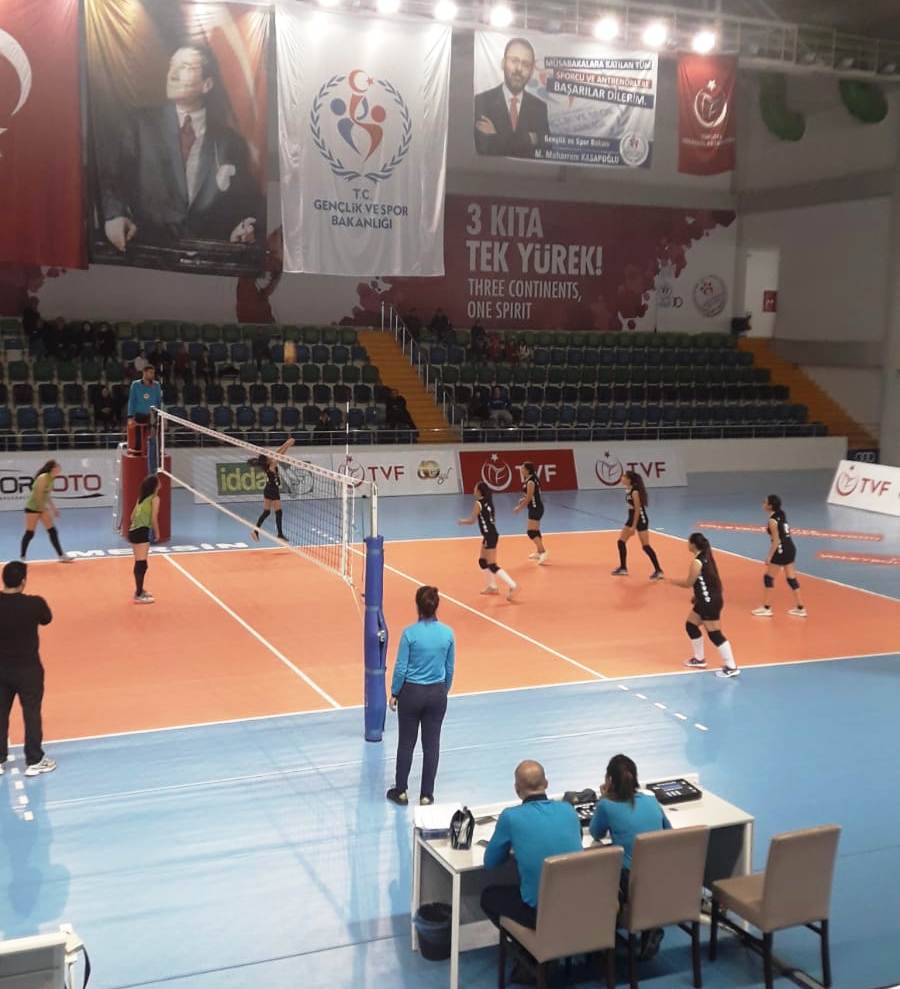 Toroslar 1000 Kişilik Spor Salonumuzda oynanan Kulüpler arası Küçük Kızlar  #Voleybol Müsabakaları devam ediyor
#GüçlüTürkiyeİçin #GSB #SporKentiMersin
<a href="/kasapoglu/">Dr. Mehmet Kasapoğlu</a> <a href="/hamzayerlikaya/">Hamza Yerlikaya 🇹🇷</a> <a href="/sinanaksu/">Sinan Aksu</a> <a href="/ihsanselimb/">İhsan Selim Baydaş</a> <a href="/mehbaykan/">Mehmet Baykan</a> <a href="/gencliksporbak/">Gençlik ve Spor Bakanlığı 🇹🇷</a> <a href="/GSBsporgm/">Spor Hizmetleri Genel Müdürlüğü</a> <a href="/TVForgtr/">Türkiye Voleybol Federasyonu</a>