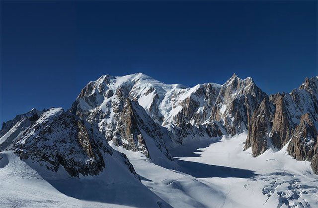 reivilo_t's tweet image. Largest picture is a panorama of Mont Blanc with 365 Giga-pixels. Our #ICreverseEngineering software have been tested on a layer that was 240 Giga-pixels. Regular projects have 10+GP on 6+ layers and growing. Resolution is in the range of few nm.