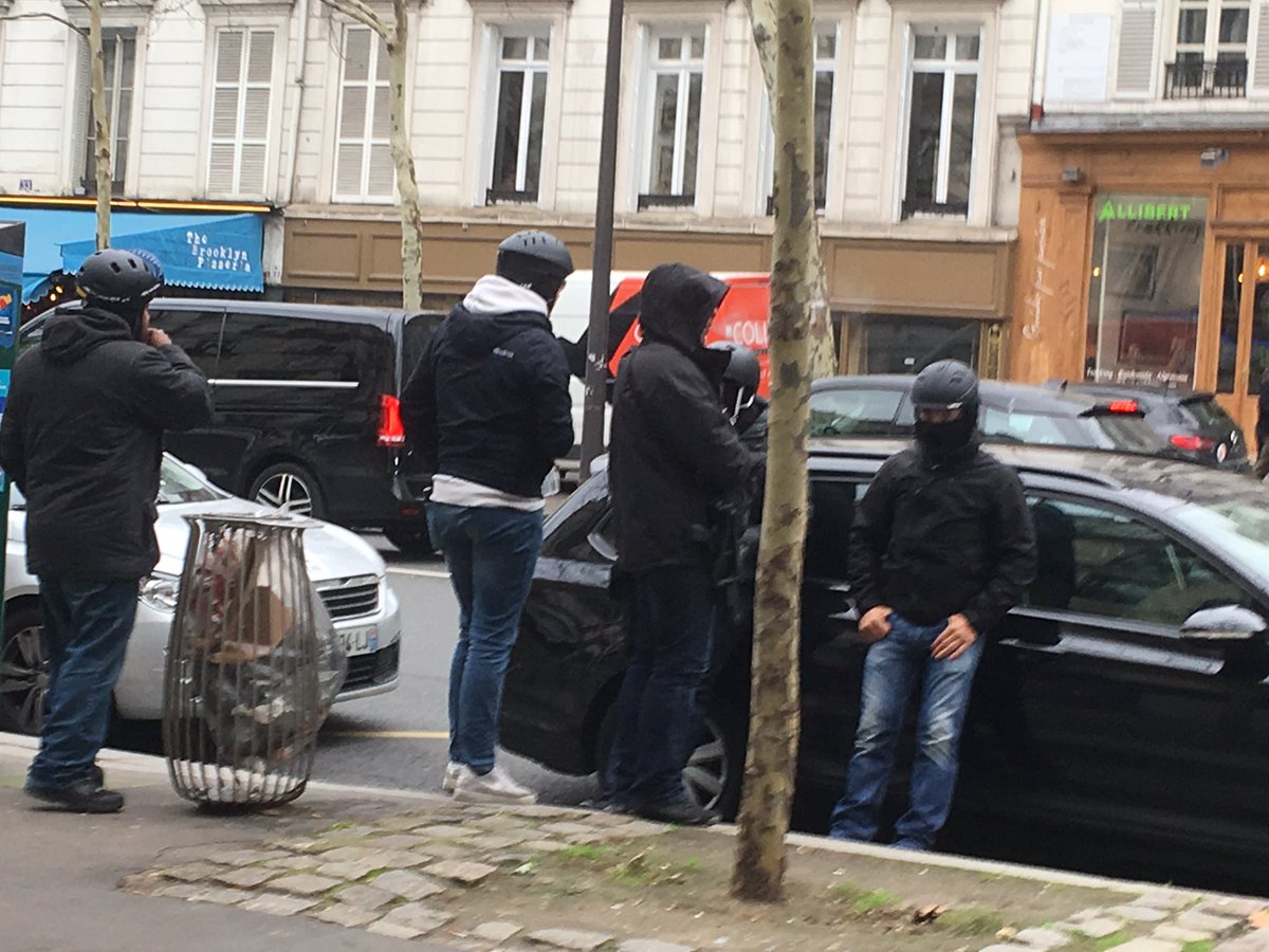 AnneBrun2's tweet photo. Pres de Bastille de nombreux policiers en civil en mode casqués, cagoulés. Ça interroge ! #ActeIX https://t.co/Cu4xk9YkDw