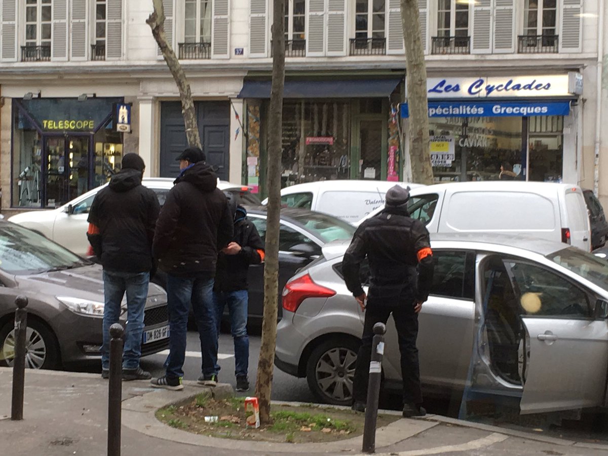 AnneBrun2's tweet photo. Pres de Bastille de nombreux policiers en civil en mode casqués, cagoulés. Ça interroge ! #ActeIX https://t.co/Cu4xk9YkDw