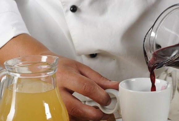 altoadige_info's tweet photo. È ✔analcolico, ✔profuma di mela e ribes, ✔scalda il cuore ed è un ✔concentrato di #vitamine. 
Cosa volete di più da una bevanda calda? 
Qui la #ricetta del #punch di #mele e #ribesnero 👉https://t.co/RMWNFNa1bS https://t.co/IhZ3jA55Np