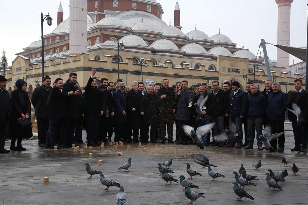 18HuseyinBoz's tweet photo. Çankırı’da sokak hayvanlarına sahip çıkan bir Belediye, onlara yardım eli uzatan vatandaşlarımız ve duyarlı bir AK Gençlik var.

Yerel yönetim ve AK Kadrolarımız olarak soğuk havalarda, sokak hayvanlarımız ve kuşlarımız için elimizden gelen gayreti gösteriyoruz. https://t.co/u3Dssr3As0