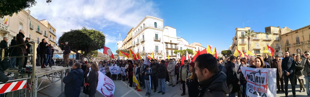 no_triv's tweet photo. Caro @MISE_GOV e @minambienteIT c'è una marea che vi sta lanciando un messaggio forte e chiaro: #umariunsispirtusa
#12gennaio #NoTrivLicata #Notriv https://t.co/FVgahmBQkj