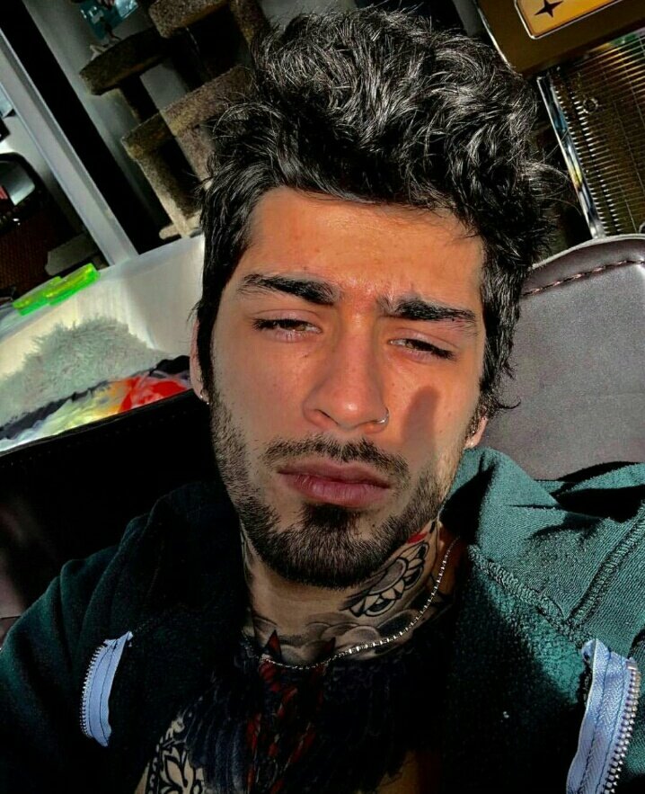 OneD_Lou's tweet photo. Parabéns anjo, o cara normal de 22 anos agora ta fazendo 26, rindo pra não chorar 
#HappyBirthdayZayn https://t.co/7EOduc7Vt7