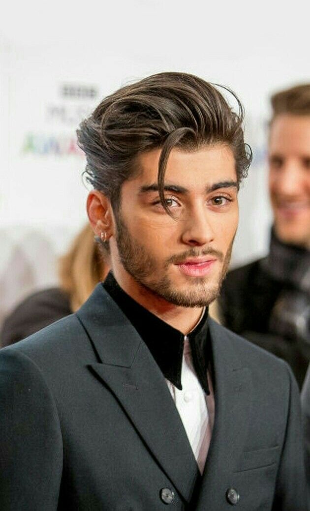 OneD_Lou's tweet photo. Parabéns anjo, o cara normal de 22 anos agora ta fazendo 26, rindo pra não chorar 
#HappyBirthdayZayn https://t.co/7EOduc7Vt7