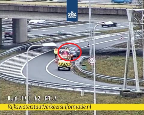 ❌ | Ondanks twee mooie rode kruizen denken sommigen dat die niet voor hun geldt. Onze weginspecteur en de politie vangt ze op. #A2 #A12 #Oudenrijn