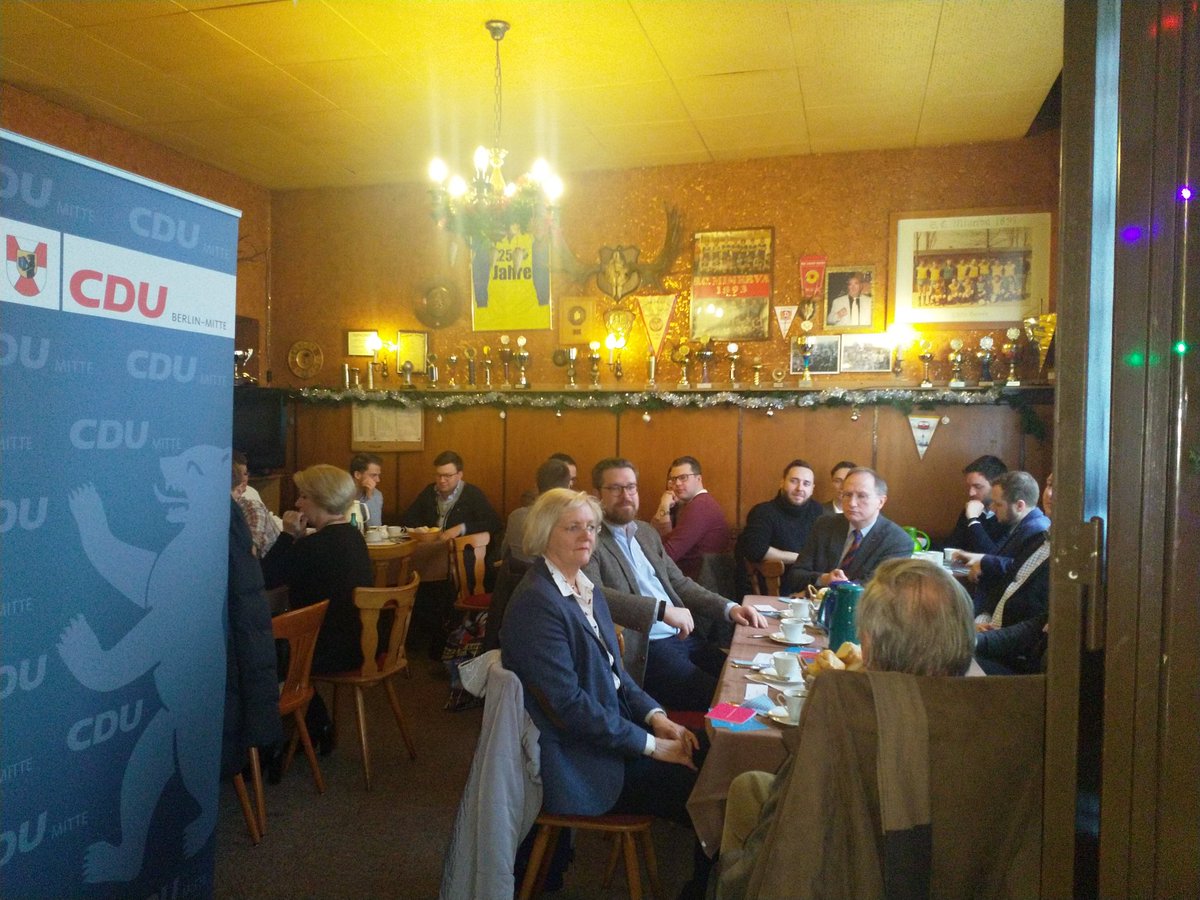 CDU_Moabit's tweet photo. Bei unserem traditionellen Neujahrsbrunch haben wir gemeinsam mit Mitgliedern &amp; Freunden unseres Ortsverbandes, der #CDAMitte u mit unserem Ehrengast Klaus-Dieter Gröhler einen polit Ausblick auf das bevorstehende Jahr gewagt. Wir starten gestärkt in neue Jahr! 💪😊 Euer #MoaTeam https://t.co/0d9UENIPbK