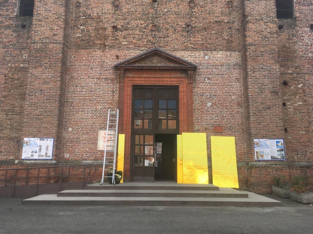 Eldorato3's tweet photo. Work in progress: da oggi le porte dorate di #eldorato sulla soglia della Basilica di San Salvatore a Pavia #diocesidipavia #apriteiporti #migranti #migrantsarewelcome #chiesacattolica @UNHCRItalia #contemporaryart https://t.co/1rxCVzTITT
