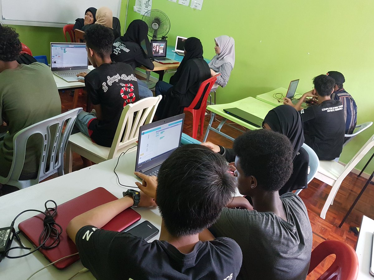 7/1/19 - Our 2nd #DPiTech program — 'Let's Code!' with the #Somali refugees! Big thanks to the volunteers for helping us out! @saifuddinabd @maszlee @SyedSaddiq @GobindSinghDeo @lizasahar76 @YOUnified18 @melissarfleming @Refugees @UNHCR_malaysia @UNYouthEnvoy @utm_my @staronline