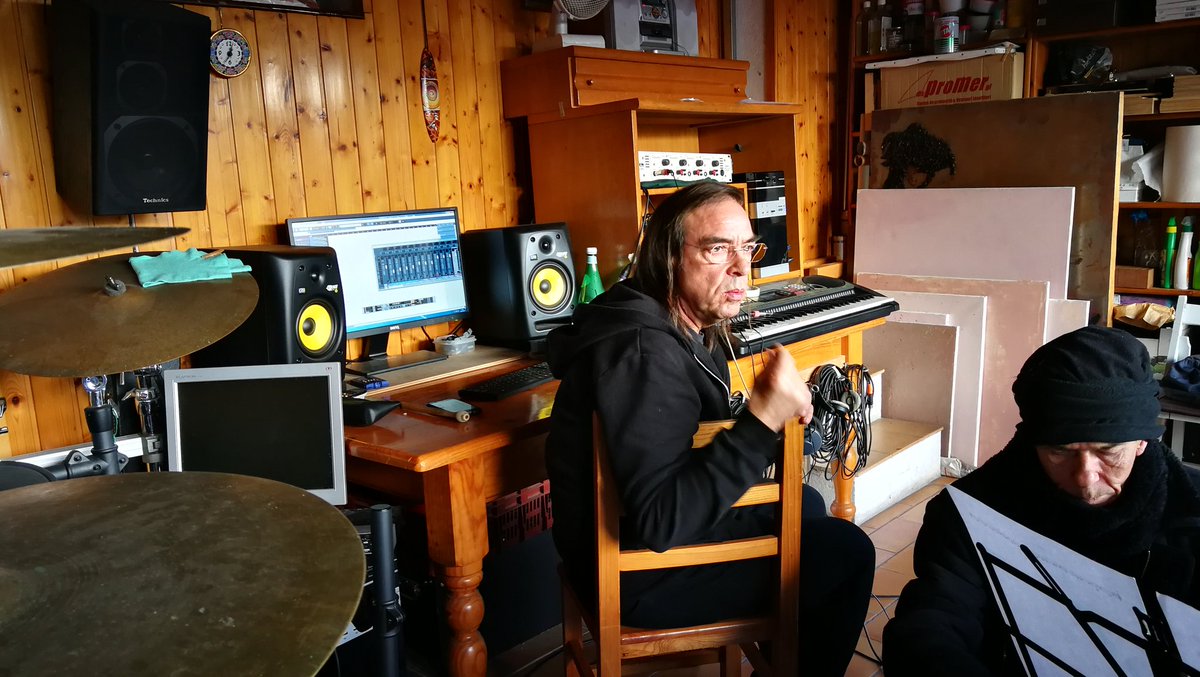 berrosdelacort's tweet photo. Dissabte feinejant al local amb captures pel nou disc
#violaderoda #sac #sacdegemecs #recording https://t.co/V7Lr5F60yc