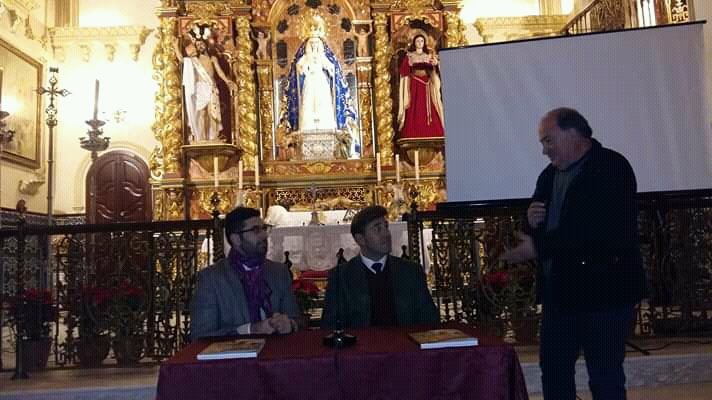 MiHermandad's tweet photo. Presentación del libro "El Arte en las Manos" de @GrandeDeLeon en Hinojos (Huelva).

En la noche de ayer viernes, tuvo lugar en la Ermita de la @SoledadHinojos_, la presentación del libro, donde también estuvo presente Nolasco Alcantara, coautor de la obra. https://t.co/AqZpuWgVPH