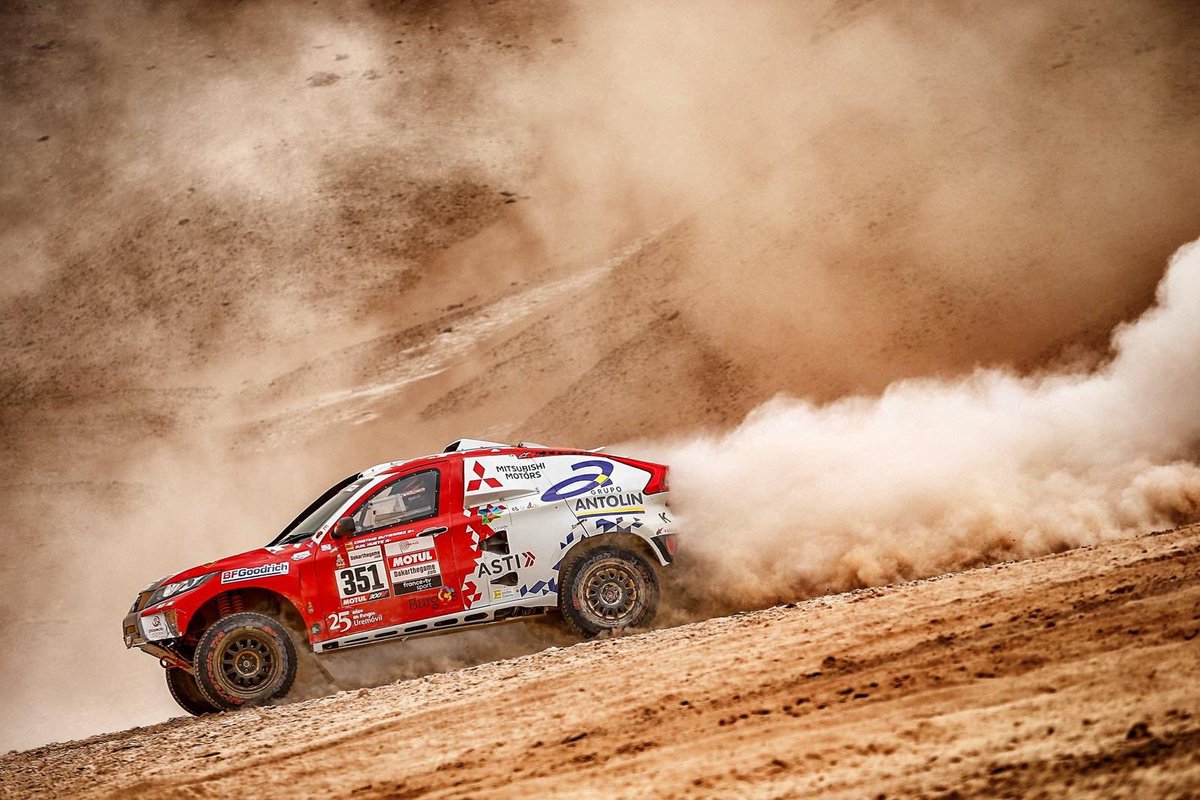 javidelacalzada's tweet photo. El @dakar no es un “paseo” @cris_tortu y tu estás sobreviendo a él una vez más, ¡qué grande eres! @morenohuete @Mitsubishi_ES https://t.co/P0urDiaKdp