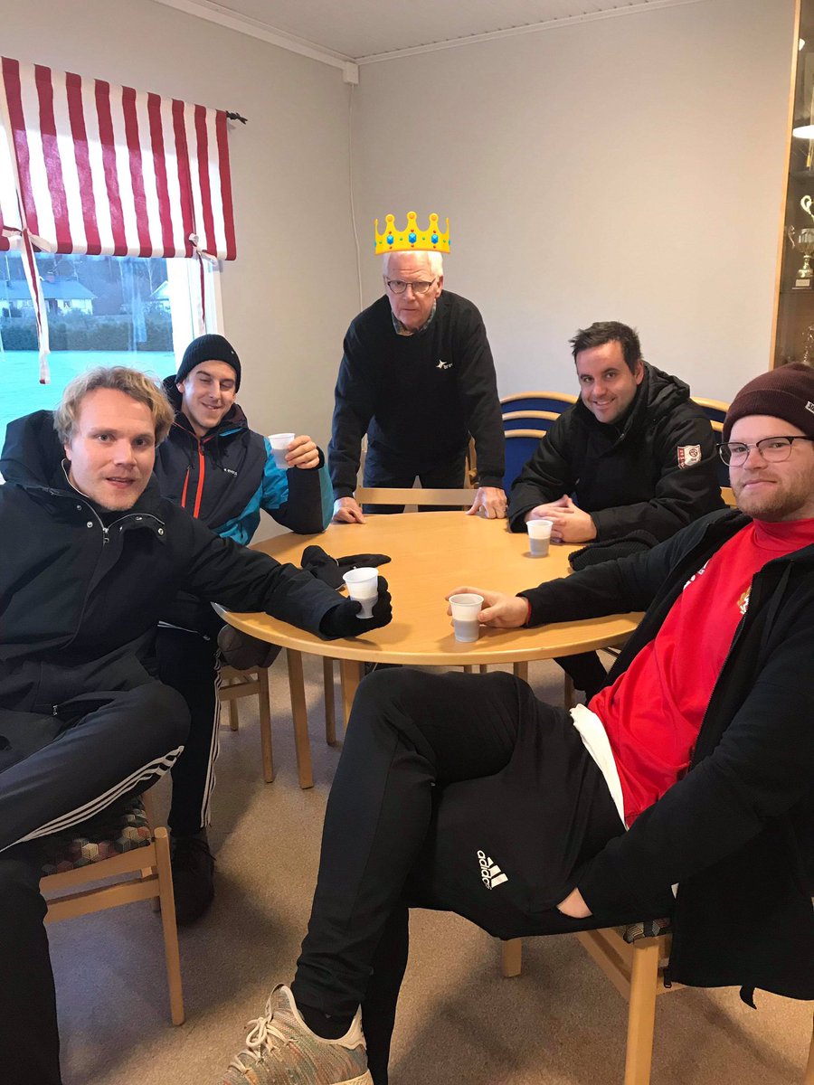 Under 33 års tid har Sils IF andra lördagen varje månad plockat papper i Götene. Idag var sista gången💔. Rune har varit med från dag 1💪. Kommer finnas en container på Silbohof där man lämnar papper &amp; wellpapp själv🗞. Vi &amp; <a href="/Silsifdam/">Sils IF dam</a> tackar för dessa år. #ettrödtjutshjärta 🍷❤️