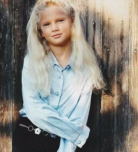 burningwitchh13's tweet photo. Baby: Ddddddddd-
Mum: Oh my God she's going to say daddy!
Baby: Ddddddddelicate is the best music video. Just vote and don't @ me.

#Delicate #BestMusicVideo #iHeartAwards  
@taylorswift13 @taylornation13 @iHeartRadio https://t.co/CwwIZv10ZK