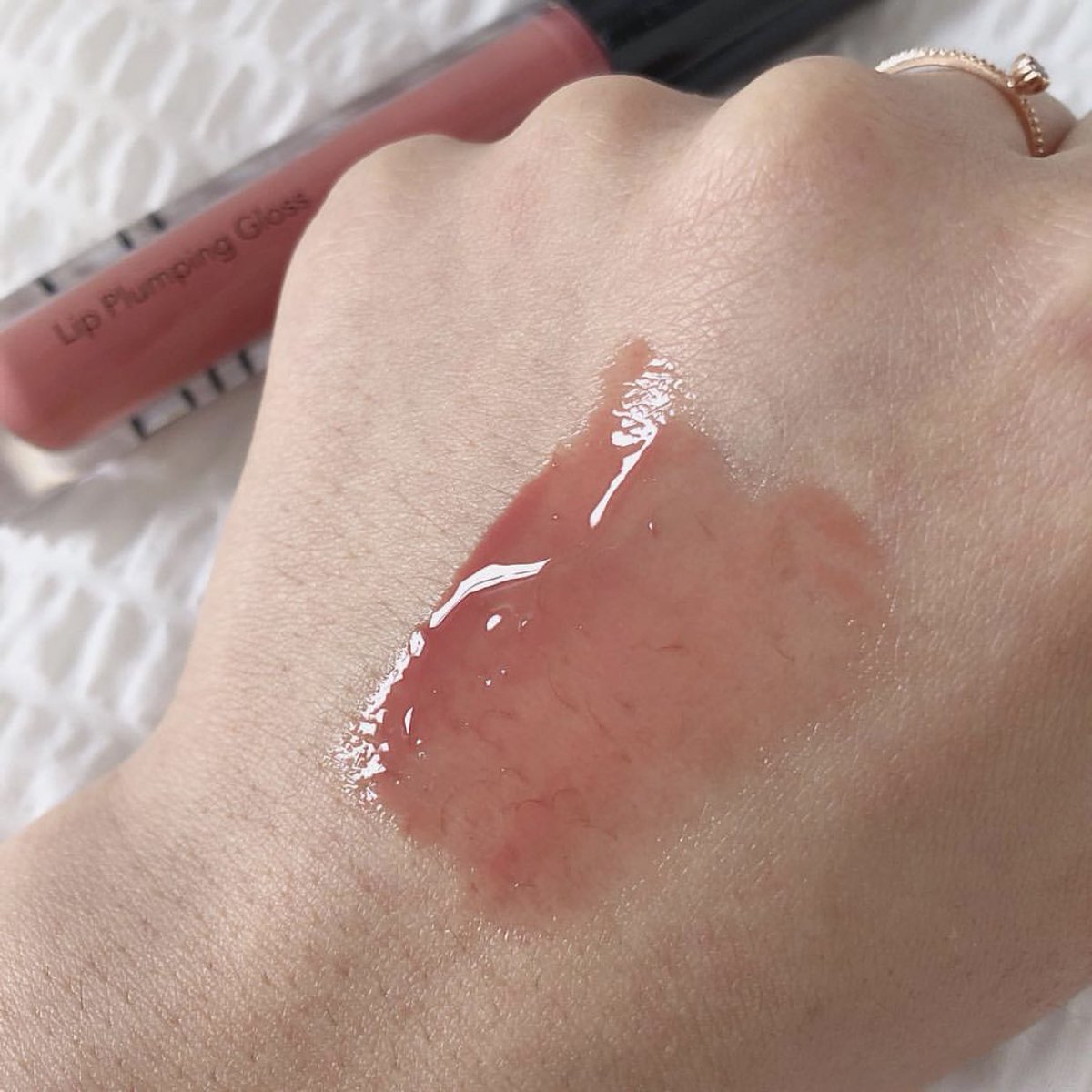 mmytype_'s tweet photo. สิ่งนี้ก็คือ Elf plumping Gloss สีชมพูส้มนู้ดเบาๆ ดูแพงมากกก สีปากสุขภาพดี ลูกคุณหนูสุดๆ ราคาไม่แพงด้วยย (~5$) 💖💕 #ไว้รีวิวห้ามขายของโว้ยย https://t.co/60HqzahmzQ