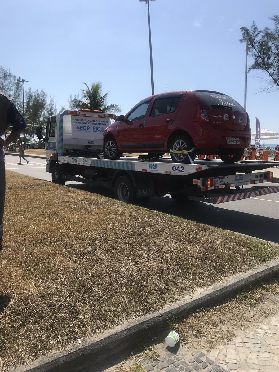 Guarda Municipal rebocando todos os veículos parados em vagas para idosos e deficientes físicos no Recreio dos Bandeirantes. Tá certo, né? Já que os motoristas não têm consciência...