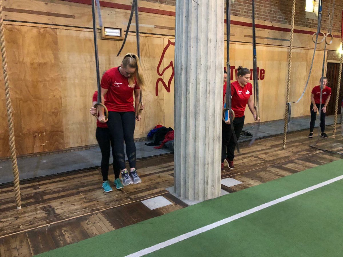Dames 1 werkt hard bij <a href="/CrossFitTwente/">CrossFit Twente</a> om superfit te worden voor het komend seizoen! #softbal #knbsb #fastpitchsoftball #goldenleague #workhard