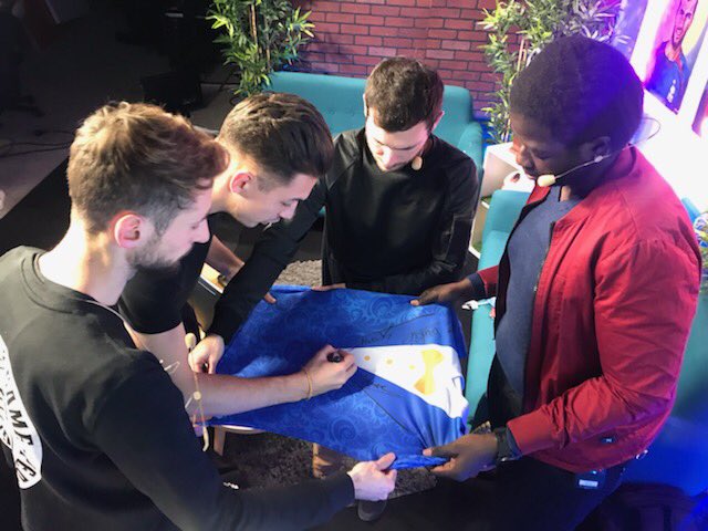 easportsfcfr's tweet photo. 🎁#RT + #Follow pour tenter de remporter ce maillot spécial #TOTY dédicacé par @BruceGrannec @ArseneF5 @brak2K @viinsky360 🤙😁! #FIFA19 

👉Tirage lundi 12h 🕛 

▶️ https://t.co/O2Dx5eFvfB https://t.co/FpGNiwW2mT