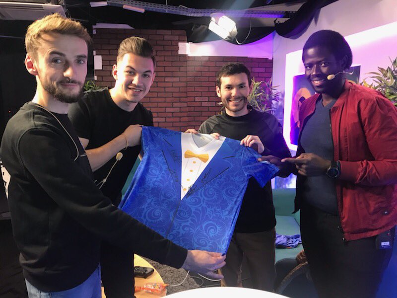 easportsfcfr's tweet photo. 🎁#RT + #Follow pour tenter de remporter ce maillot spécial #TOTY dédicacé par @BruceGrannec @ArseneF5 @brak2K @viinsky360 🤙😁! #FIFA19 

👉Tirage lundi 12h 🕛 

▶️ https://t.co/O2Dx5eFvfB https://t.co/FpGNiwW2mT