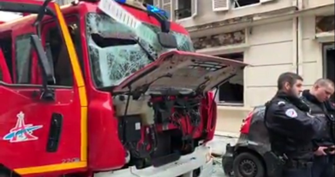 Protec54's tweet photo. #2019 commence dans la douleur pour les forces de sécurité.
Toutes nos pensées aux militaires des @PompiersParis encore durement touchés ce matin lors d'une explosion à #Paris. 
Courage aux collègues de @PCParisSeine mobilisés. 
#SauverOuPérir https://t.co/Vv665QyjHv