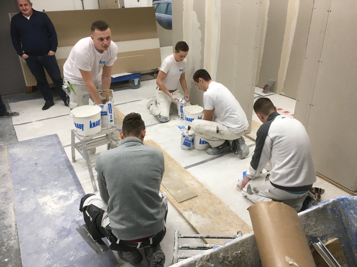 Na het monteren van de <a href="/KnaufNL/">Knauf NL</a> wand op dag 1 gaan de deelnemers van de stukadoorswedstrijd van <a href="/WorldSkillsNL/">WorldSkills NL</a> the Finals op dag 2 trainen hoe de wand moet worden afgewerkt met Uniflott, Fill &amp; Finish Light  en Airplast wit.