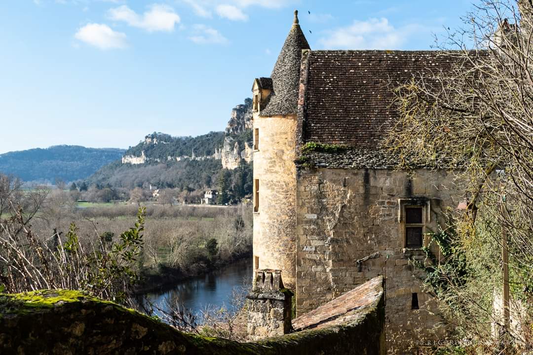 Le soleil tarde en janvier... 
#perigordnoirenhiver
#hiverdordogne