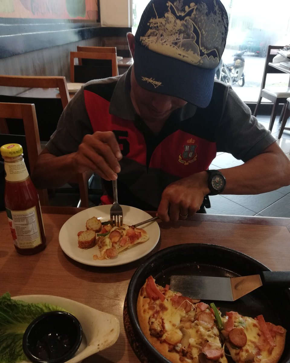 SimiBin's tweet photo. BKTI  CNTA ITU BLA KTA MGHARGAI ORG YG KTA CNTA DGN PERBUATAN. AGAR IA RASA SLAMAT DAN THORMAT. SAAT KTA LEPASKAN SSEORANG, INGAT SAAT KTA INGIN MEMILIKINYA. SAAT KTA X RINDUKANNYA, INGAT SAAT PTAMA KALI KTA LAFAZ CINTA KPDNYA.SAAT KTA MULA BOSAN, INGAT SAAT INDAH KTA LALU BSAMA. https://t.co/8pB5GZFQdt