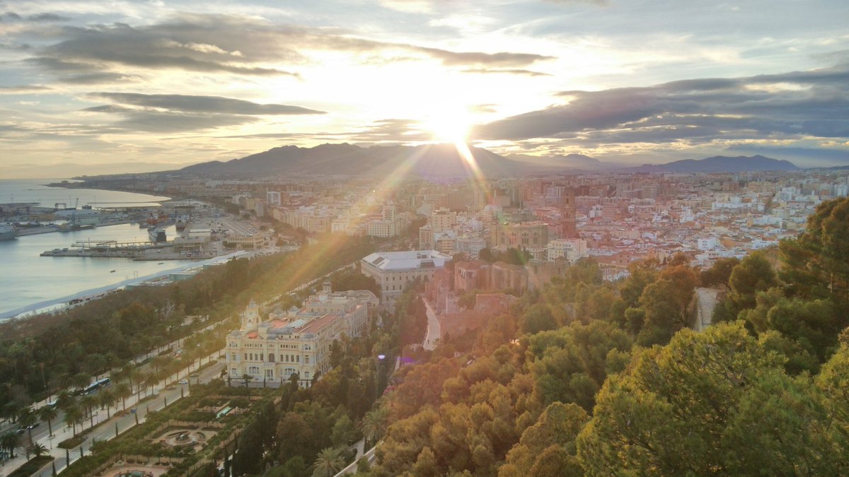 海外に行きだしたの大学生くらいからなんだけど、はじめて個人旅行でスペインまで行った時どこにでも行けるんだなと思ってすごく嬉しかったわ お金とか調べたり学んだり手配したりとか準備の手間はあるけどやろうと思えば自分でどこにでも行けるんだって思ってすごく嬉しかった 