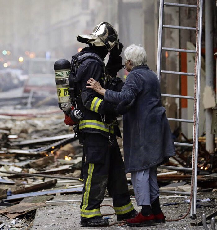 Pensées aux victimes et aux deux pompiers de la Brigade De Sapeurs Pompiers De Paris qui ont succombé. Plaçant comme tous les jours leur mission et leur devoir au dessus de leur propre vie. <a href="/PompiersParis/">PompiersParis</a> #Héros