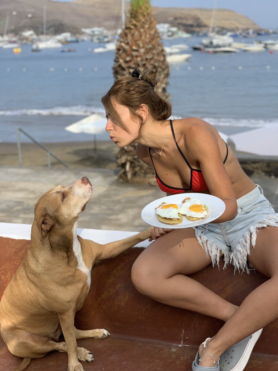 Ella me ama solo porque tengo comida 😂