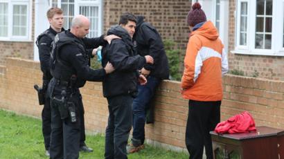 CNPolFed's tweet photo. Armed CNC officers assist in detaining eight migrants after empty dinghy found on Kent beach https://t.co/OxWjTDH1HX https://t.co/ZDGSLtLva9