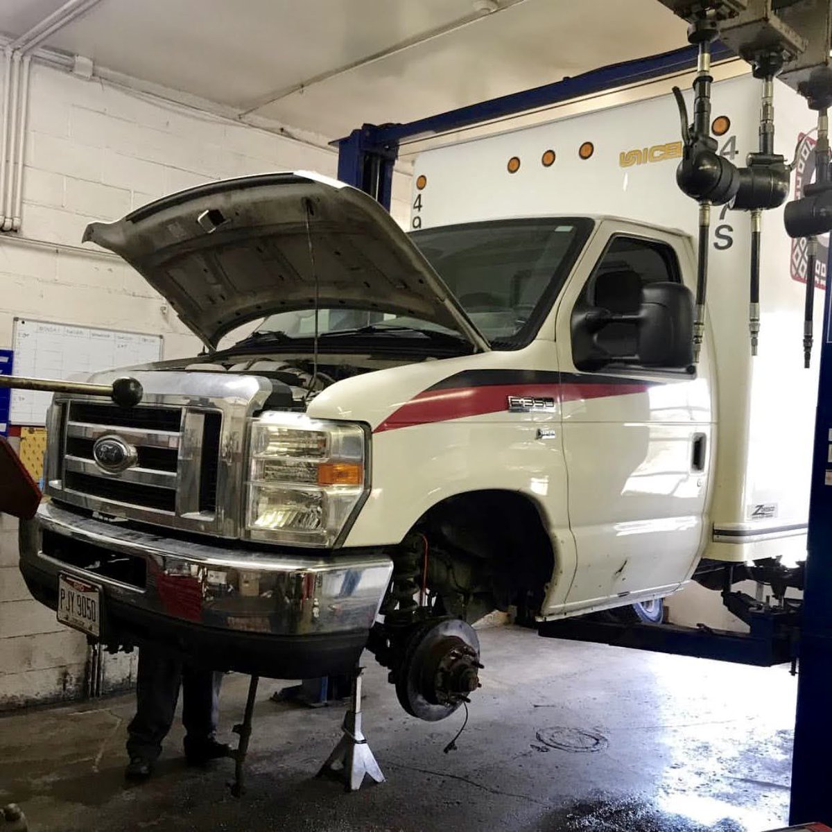 We work on all types of vehicles here at @Olde8Automotive, including diesel, commercial fleets and sprinter vans. 🚛 🚑 🚐 We can keep your companies fleet at 💯 💯 💯 #autoshop #dieseltrucks #dieselmechanic #sprintervan