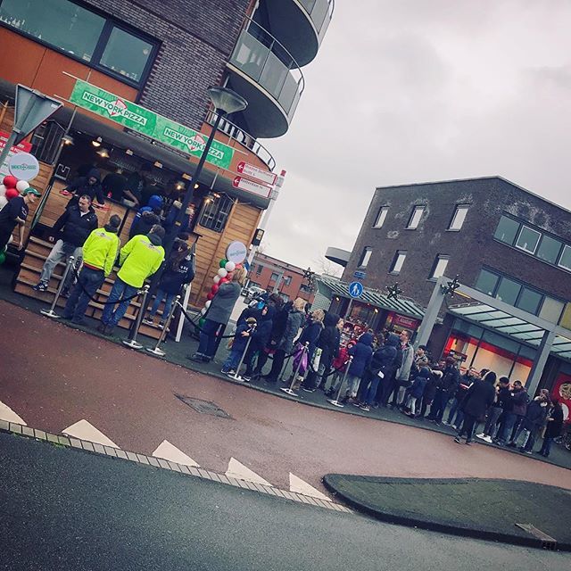 LEIZ_beeld's tweet photo. Vandaag in #denhaag vliegen er 1000 #gratis pizza’s van @newyorkpizza_nl over de toonbank! #party #pizza #filmmaking #filmmaker #aftermovie #socialvideo https://t.co/S9nnyvdE1d https://t.co/E8wG5yoy6k