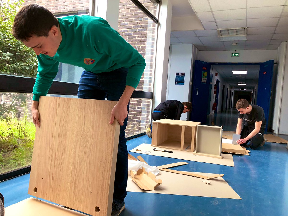 XProjets's tweet photo. Il y a tellement de travail qu’on déborde dans les couloirs ! Promis @Polytechnique, on rangera après 😉
#WeAreJE #les12travauxdXProjets #XProjets https://t.co/z9DszTmf5h