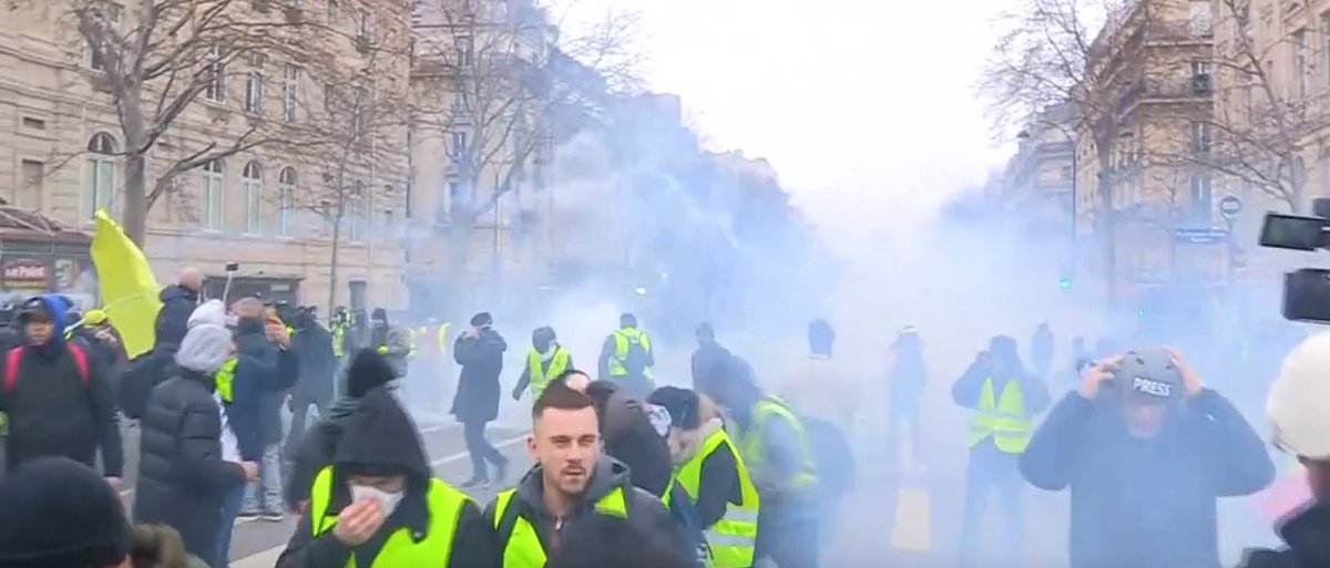 Protests in France - barricades rised in Paris - Page 14 DwtvQhiXgAAsZMa