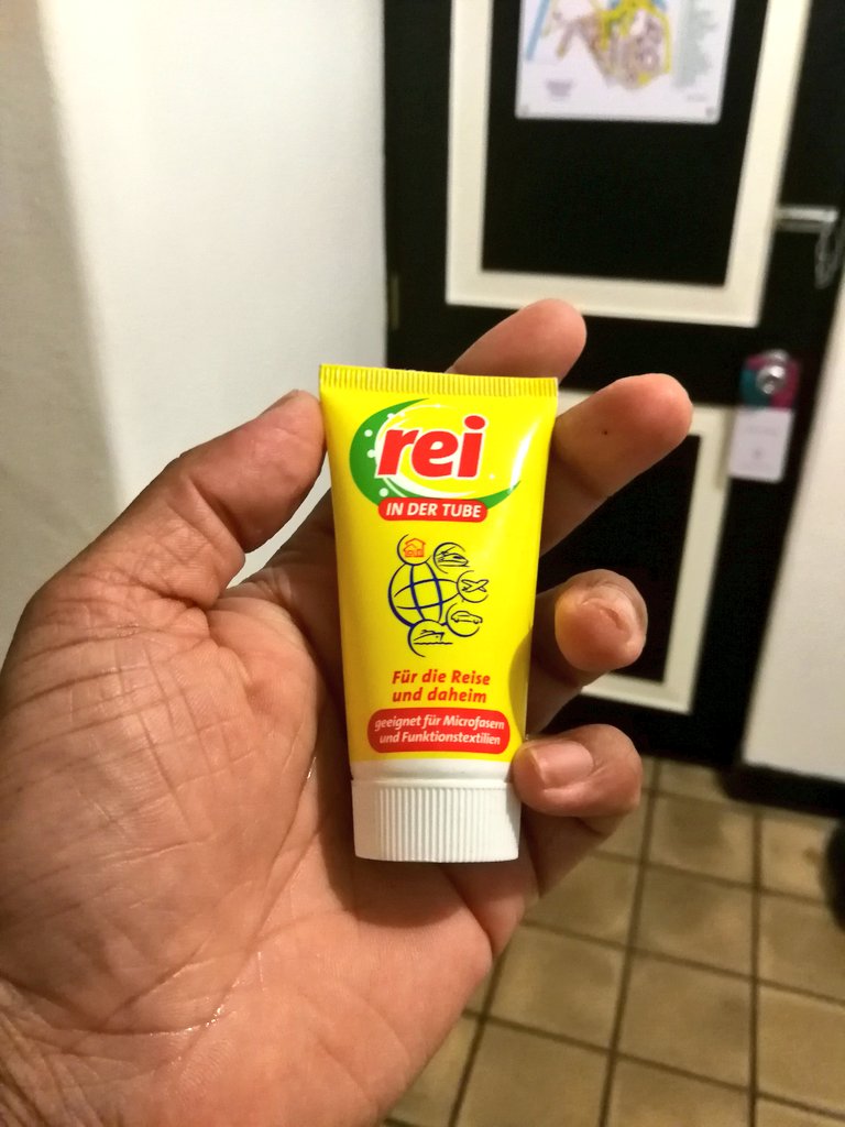 Ragulan_Vive's tweet photo. Ich kann nicht ohne meinen Chef, @reidan, sein. Deshalb habe ich ihn in meine Ferien mitgenommen. #SriLanka #BossOutOfATube https://t.co/IPFSTbYtdc