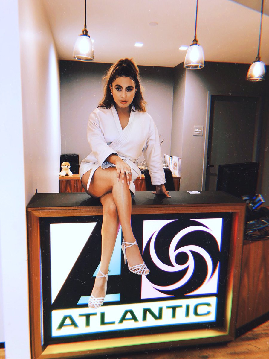 Iovesally's tweet photo. POWER #AllyBrooke #BestSoloBreakout #iHeartAwards https://t.co/0stMQKtv5p