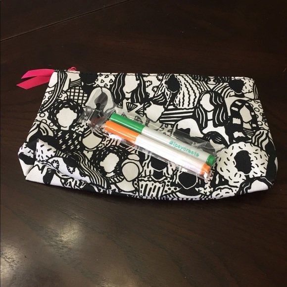 cturnor's tweet photo. So good I had to share! Check out all the items I'm loving on @Poshmarkapp from @shopofthemoment #poshmark #fashion #style #shopmycloset #maccosmetics #limecrime: https://t.co/UpqcxAryMB https://t.co/NEk1aAOqL2