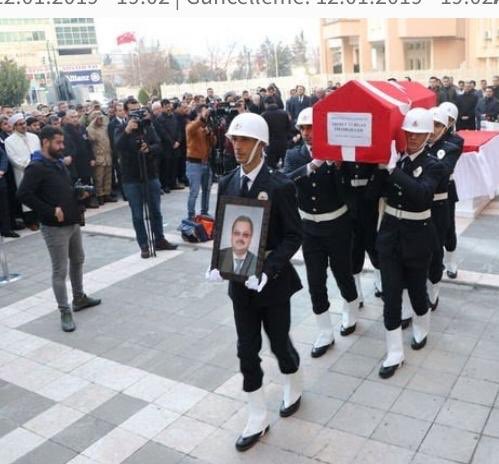 Değerli dostum, dönem arkadaşım, Gaziantep Vali Yrd. Ahmet Turgay İmamgilller Cerablus’ta ülkemizi temsil ederken hakkın rahmetine kavuşmuştur. Değerli meslektaşıma Allahtan rahmet kederli ailesine başsağlığı ve sabırlar dilerim.Mekanı cennet olsun...