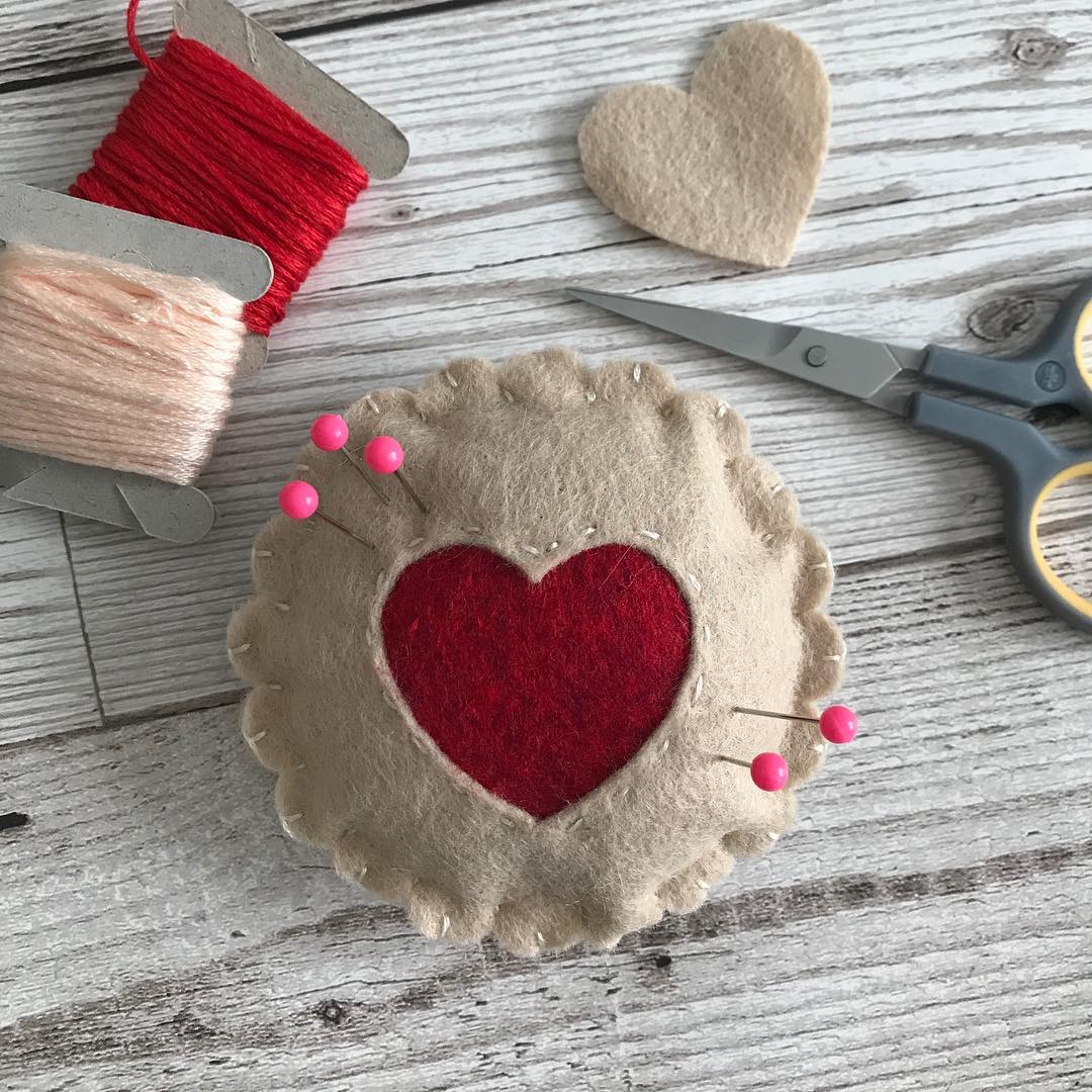 Any avid sewers out there? @littlecloudcrafts (IG) made this cute jammy dodger pin cushion using her new maker!   

"It cuts felt like butter - I'm going to have some fun with this machine!"