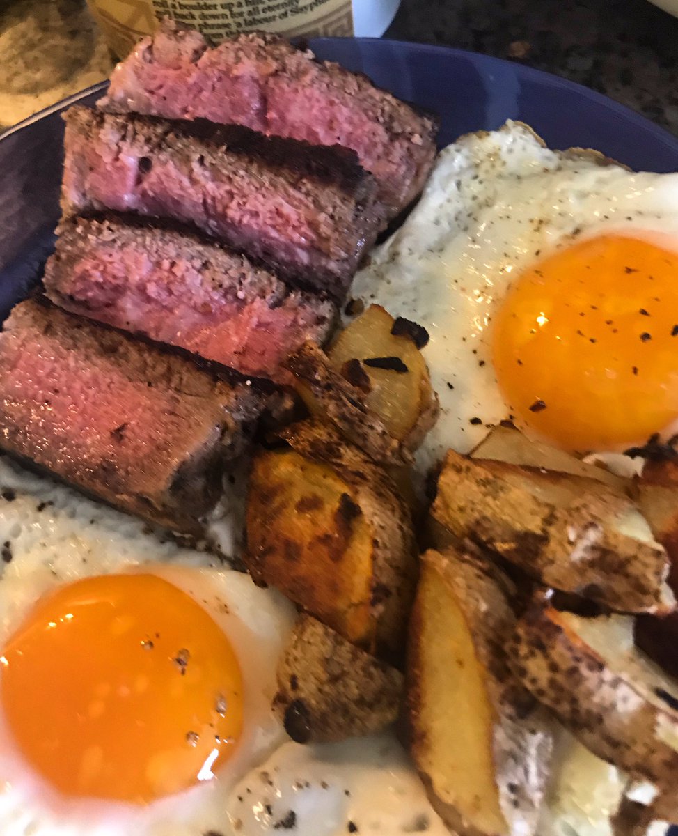 Happy Saturday Friends 💖🙏🏻☕️🌦🏖🍄 #breakfast is served ☕️🥰💋
#steakandeggs #coffee #cheflife #cleaneating #eatwholefoods #healthy #newyear