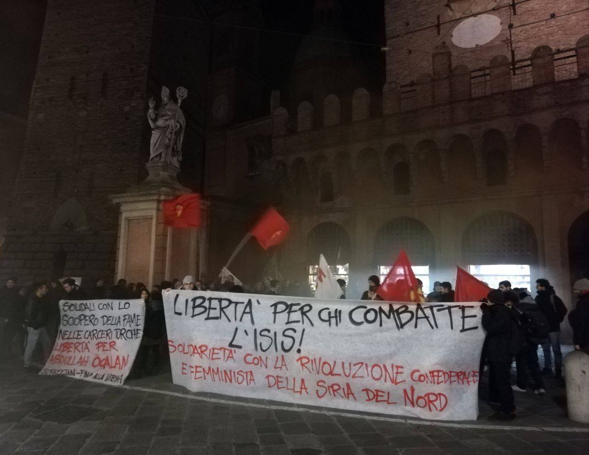 #Bologna
Presidio in solidarietà alle compagne e i compagni che hanno lottato al fianco delle ypj e ypg per cui la procura di #Torino ha fatto richiesta di sorveglianza speciale.
Biji #YPJ Biji #ypg