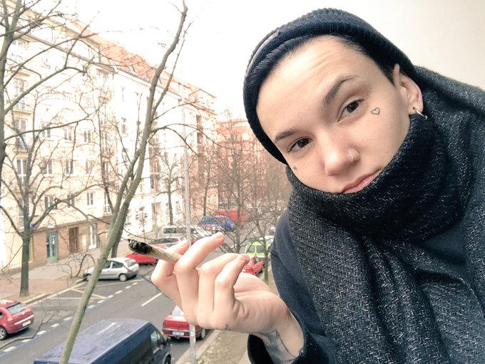 I love Prague 😊 good Weed ✅ good peeps ✅ wild porno ✅ Travel Vlogs coming soon to @MERRYJANE https://t<a href="/tag/tbt"class="tags"><span>#tbt</span></a><a href="/tag/21andfun"class="tags"><span>#21andfun</span></a>