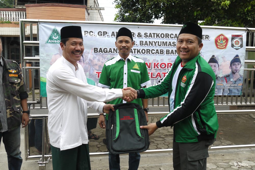 ikhsanu6928346's tweet photo. Bismillah.. Ikhtiar kecil kami untuk kepedulian sesama di Bumi Nusantara.
Rombongan BAGANA Satkorcab Banser Banyumas berangkat mengantar Bantuan ke Banten.
Start dari Purwokerto, Sabtu 12 Januari 2019
#KitaIniSama #
#acm1028 #ansor #banser #ansorbanyumas #banserBanyumas https://t.co/bSLs14HJP7
