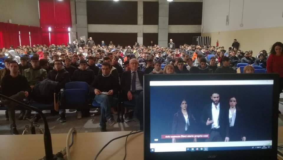 ERCGIL's tweet photo. In aula Magna, Istituto Belluzzi-Fioravanti, gremita di ragazze e ragazzi, si parla di #Legalità e #lottaallamafia con #ERanda di @libera_annclm, #AMicele V.Sindaco Casalecchio, #VColla Segr.@cgilnazionale, @GioveGino S.G. #CgilER. https://t.co/QaTKmzJ1zU