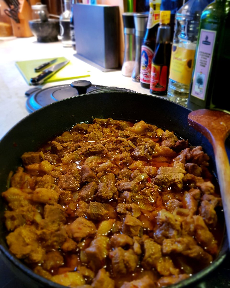 SatehYo's tweet photo. Buiten is het koud en regenachtig! In de keuken is het beter. En wat doe jij vandaag? 😉 #Babiketjap #Indonesisch #SelamatMakan #Dongen https://t.co/PQiFMMNH3P https://t.co/pMiWcVVlPD