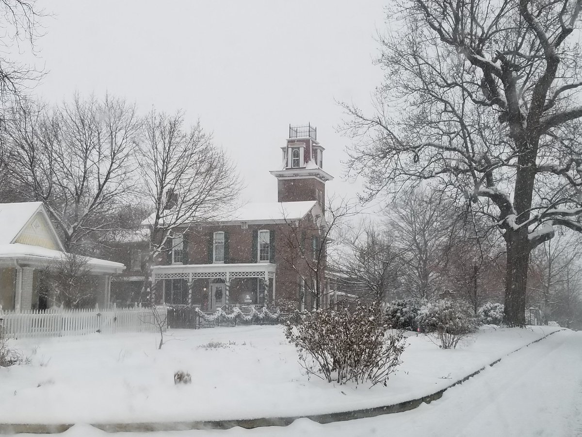 BatesHendricks's tweet photo. A snowy day in the neighborhood! https://t.co/eACmAJbxY7