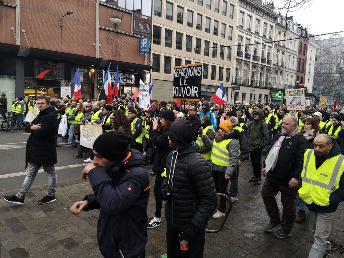 margot_desmas's tweet photo. Plus d'un millier de #giletsjaunes à Lille pour l'#ActeIX. Les syndicats enseignants mobilisés aux côtés des manifestants. Important dispositif policier. https://t.co/rMtgtuyQN8