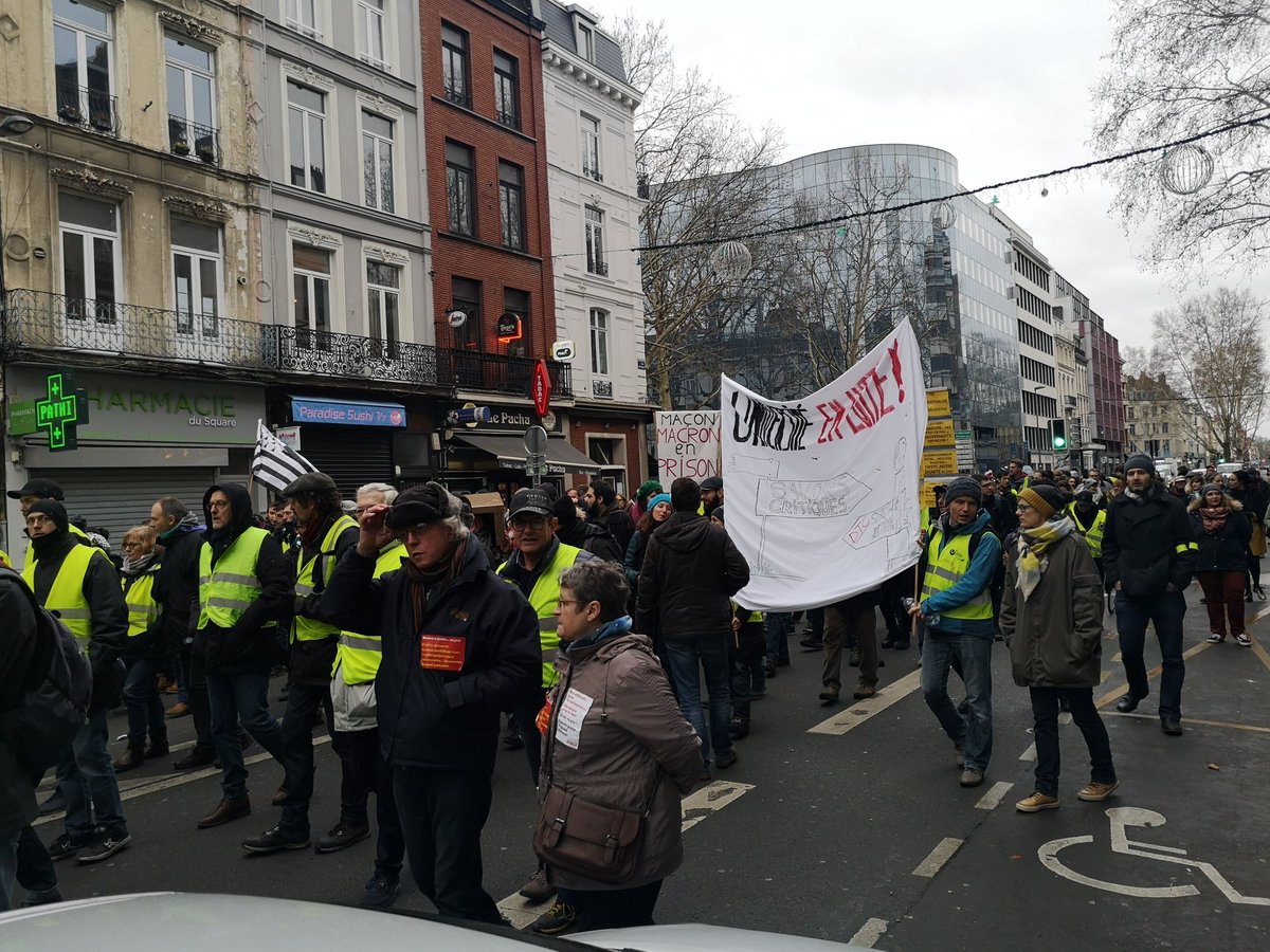 margot_desmas's tweet photo. Plus d'un millier de #giletsjaunes à Lille pour l'#ActeIX. Les syndicats enseignants mobilisés aux côtés des manifestants. Important dispositif policier. https://t.co/rMtgtuyQN8